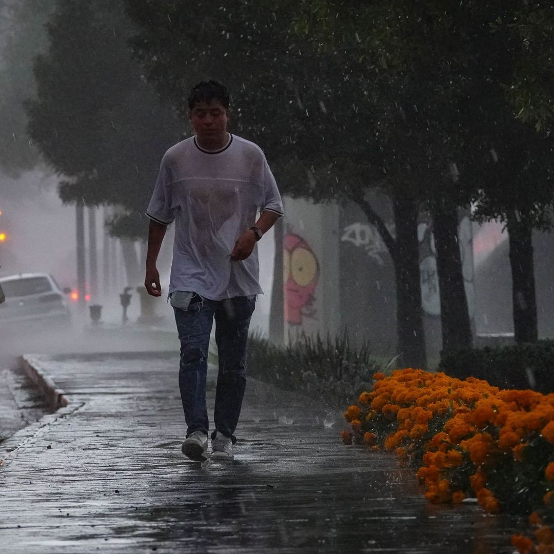Transeúnte queda en medio de la lluvia en las calles de la Ciudad de México. Foto: Cuartoscuro/ Archivo